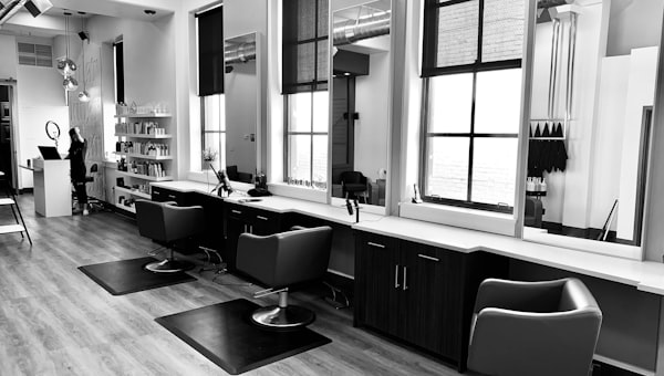 Salão de cabeleireiro profissional com espelhos e cadeiras de styling — exemplo de site para estética